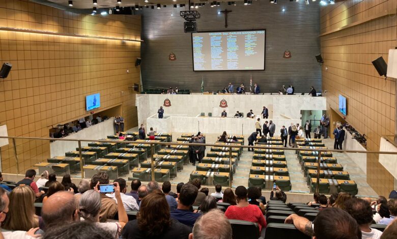 Profissionais da saúde recebem homenagem em evento especial na Alesp